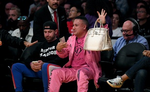Vegas Dave tient un sac Birkin lors d'une rencontre opposant les Lakers de Los Angeles aux Golden State Warriors