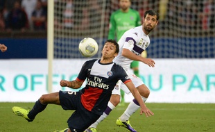 Eden Ben Basat (en blanc) au duel avec Marquinhos du PSG, le 28 septembre 2013
