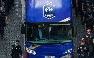 Alexandre Benalla (debout, à gauche) dans le bus impériale de l'équipe de France, le 16 juillet 2018.