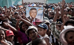 Les deux candidats soutenus respectivement par l'ancien président Marc Ravalomanana et par son rival, qui l'a renversé en 2009, Andry Rajoelina, devraient s'affronter au second tour de la présidentielle malgache en décembre, selon les premiers résultats du premier tour, qui arrivaient lentement samedi.