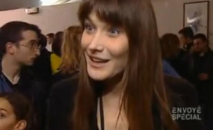 Capture d'écran d'une vidéo de 2004 où Carla Bruni parlait de piratage