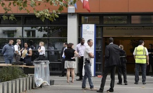 Policiers et salariés devant la Cour nationale du droit d'asile, le 3 octobre 2014 à Montreuil.
