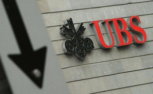 Le logo d'UBS sur une banque, à Zurich, en Suisse.