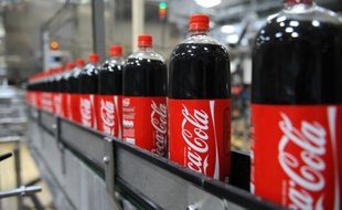 Des bouteilles de coca-cola dans une usine à Castanet-Tolosan le 6 juillet 2009