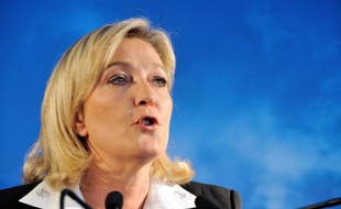 La présidente du Front national (FN), Marine Le Pen, a estimé mercredi à Courrières (Pas-de-Calais) que la "bonne nouvelle" de l'absence de Martine Aubry au gouvernement ressemblait "à un réglement de comptes" au sein du Parti socialiste.