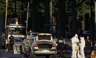 Un homme de 31 ans, islamiste radicalisé, a foncé lundi 19 juin avec sa voiture chargée d'une bonbonne de gaz et d'armes sur des gendarmes sur les Champs-Élysées à Paris.