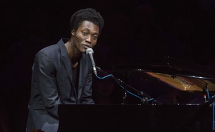 Benjamin Clementine, ici lors d'une date à Londres l'an passé, sera au Grand Théâtre de Fourvière le 29 juin.