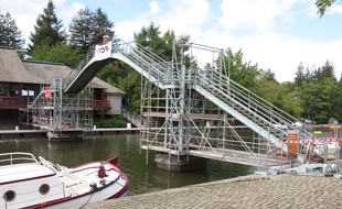 La passerelle métallique menant à l'île Versailles est en travaux.
