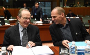 Les ministres des Finances italien Pier Carlo Padoan et grec Yanis Vafourakis le 17 avril 2015 à Bruxelles