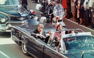 Extrait du documentaire Dallas, une journée particulière. Le 22 novembre 1963, à Dallas, au Texas, le président John F. Kennedy et sa femme Jackie Kennedy.