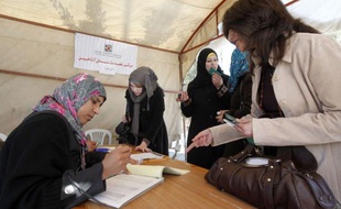 Des centaines de milliers de Palestiniens s'inscrivent sur les listes électorales dans la bande de Gaza gouvernée par le Hamas, en vue de scrutins dont la tenue est suspendue à l'application de la réconciliation avec le Fatah rival.
