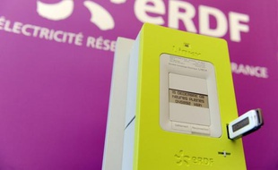 Le compteur d'électricité "intelligent", qui doit être installé en France à partir de 2012, ne permet pas sous sa forme actuelle de réaliser des économies d'énergie au bénéfice du consommateur, et les modifications à apporter risquent encore d'alourdir sa facture déjà élevée.
