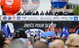 Les syndicats de police ont manifesté pour réclamer davantage de fermeté à l'encontre des agresseurs de policiers