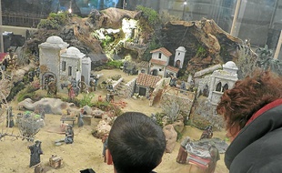 Dans la basilique de Fourvière, une crèche espagnole est exposée au public.