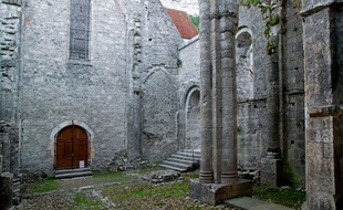 La cour de l'abbaye de Marcilhac-sur-Celé, dans le Lot.