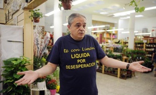 Chute des ventes, hausse d'impôts, moral des consommateurs en berne : depuis le début de la crise, des dizaines de milliers de boutiques ont fermé en Espagne. Le bazar de Cesar Calle, en plein quartier populaire de Madrid, n'est pas épargné.