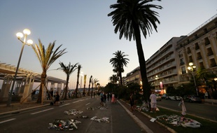 Des gens déposent des fleurs sur la promenade des Anglais à Nice le 18 juillet 2016