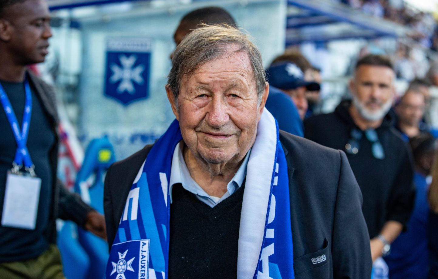 AJ Auxerre : Guy Roux pris en photo avec des hooligans strasbourgeois d