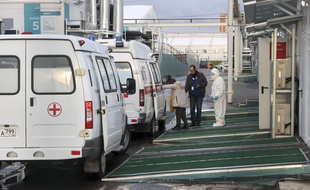 Une ambulance arrive dans un hôpital de Moscou en Russie.