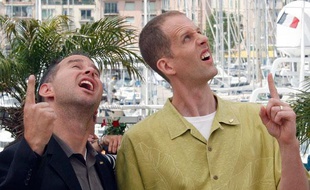 Son réalisateur Pete Docter (D) et le producteur Jonas Rivera ont trouvé la gestuelle adéquate pour poser devant le parterre de photographes.