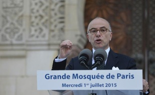 Le ministre de l'Intérieur Bernard Cazeneuve à la Grande Mosquée de Paris, le 1er juin 2015