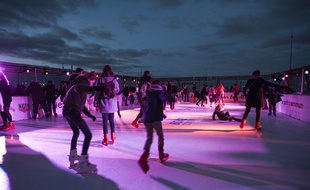 Une patinoire installée dans le quartier Montparnasse de Paris, à l'occasion de la Saint-Valentin en 2017.