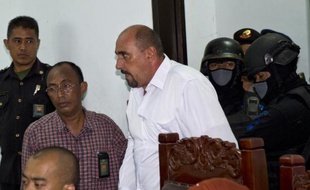 Le Français Serge Atlaoui (d), condamné à mort en Indonésie pour trafic de drogue, arrive au tribunal de Tangerang, près de Jakarta, le 1er avril 2015