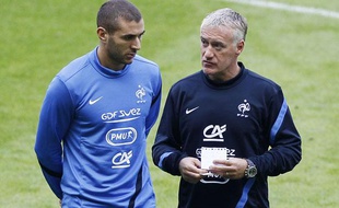 L'attaquant de l'équipe de France, Karim Benzema (à g.) avec Didier Deschamps, lors d'un entraînement au Stade de France, le 10 septembre 2012.