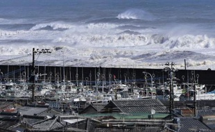 Le port de Kawaminami balayé par de hautes vagues le 13 octobre 2014 au Japon