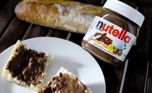 Le groupe italien Ferrero, inventeur de la célèbre pâte à tartiner Nutella, a été approché à plusieurs reprises par le géant suisse Nestlé au cours des deux derniers mois mais a repoussé toutes les avances, a indiqué vendredi le Financial Times (FT).