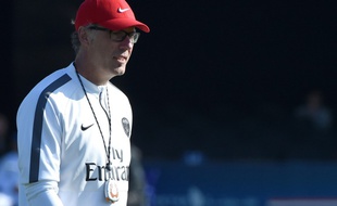 L'entraîneur du PSG Laurent Blanc en train de diriger une séance d'entraînement lors d'un stage à Marrakech, le 28 décembre 2014.