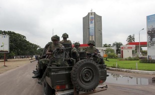 Des soldats congolais patrouillent dans les rues de Kinshasa, le 30 décembre 2013