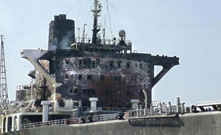 Les restes du bateau "Ameena", en cours de démantèlement à Alang, au Gujarat (ouest de l'Inde) le 23 février 2003