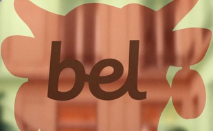 Détail du logo du Groupe Bel, au siège parisien de la société. On reconnaît les contours de la «Vache qui rit».