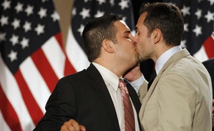 Jeff Zarrillo (à gauche) et son ami Paul Katami s'embrassent lors d'une conférence de presse à San Francisco pour fêter la décision de justice le 4 août 2010 qui rend illégale l'interdiction du mariage gay.