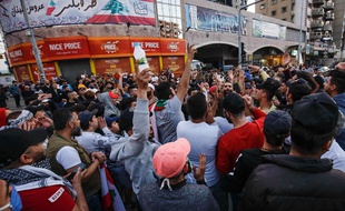 Des manifestants à Tripoli au Liban le 17 avril 2020.