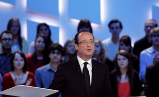 Le candidat PS à l'Elysée, François Hollande, a réaffirmé vendredi soir qu'"il n'y a pas eu de tractations" avec François Bayrou, mais qu'il verrait "ce que seront" leurs "relations", après le second tour dimanche.