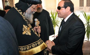 Photo fournie par la présidence égyptienne du président Abdel Fattah al-Sissi présentant ses condoléances au patriarche copte Tawadros II à la cathédrale du Caire le 16 février 2015