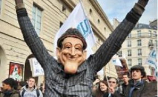 Hier, près d'un millier d'étudiants se sont rassemblés devant le Sénat.
