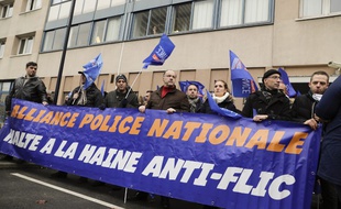 Des membres du syndicat Alliance Police Nationale manifestent devant le commissariat de Champigny-sur-Marne le 2 janvier 2018.