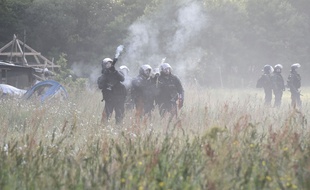 Tir de gaz lacrymogene sur la ZAD.//SALOM-GOMIS_cha023/Credit:SEBASTIEN SALOM GOMIS/SIPA/1805171704