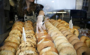 Différents petits pains à bagel dans une boutique Bagelstein à Paris, le 14 septembre 2015