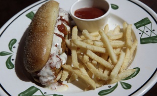 Un sandwich-boulettes de viande dans un restaurant new-yorkais.