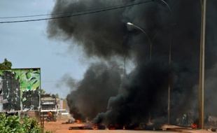Des Burkinabés brûlent des pneus, le 17 septembre 2015 à Ouagadougou, après l'annonce d'un coup d'Etat