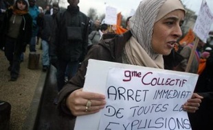 Des personnes entament une marche, le 3 janvier 2008 devant la Cité de l'immigration à Paris, vers le centre de pour exprimer leur soutien aux . Les manifestants, entre 100 et 150 personnes, se sont retrouvés à la Porte Dorée, à l'appel du 9ème collectif des sans-papiers de Paris. AFP PHOTO OLIVIER LABAN-MATTEI