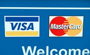 L'Islande a ordonné mercredi au partenaire en Islande des deux géants des cartes bancaires Visa et MasterCard, qui bloquent les donations au site internet Wikileaks depuis 2010, de les permettre à nouveau.