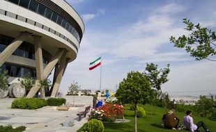 Au pied de la tour Milad à Téhéran en Iran.