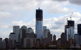 La tour 1 du World Trade Center (1WTC), érigée sur le site des attentats du 11-Septembre et un temps surnommée "Tour de la liberté", devait devenir lundi la plus haute de New York, étape symbolique de la reconstruction de ce quartier du sud de Manhattan dévasté il y a dix ans