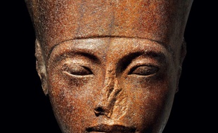 La vente aux enchères du portrait sculpté du pharaon Toutankhamon, jeudi à Londres, a provoqué la colère du Caire, qui a demandé à Interpol de retrouver le masque.