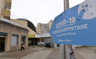 Photo illustration d un panneau qui indique un centre de depistage du Covid 19 a Bourgoin en France.
